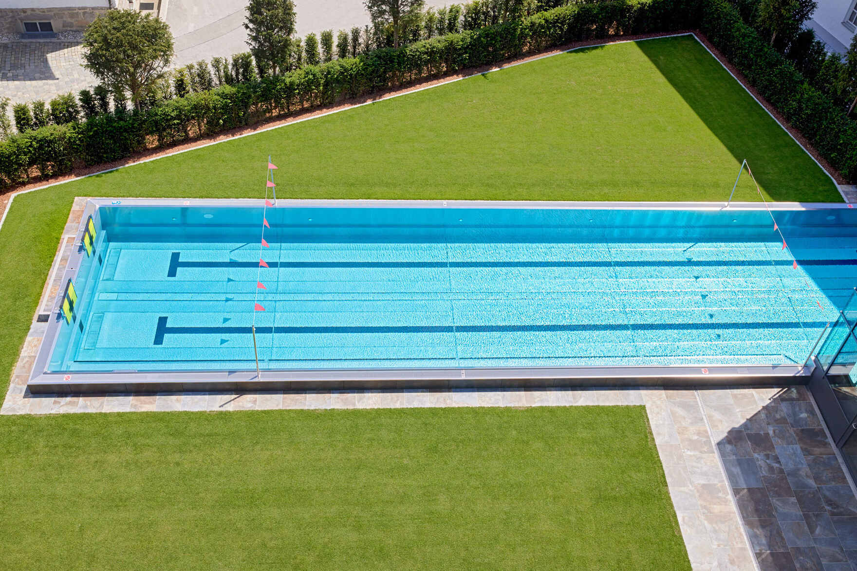 Blick von der Rooftop-Suite auf den Sportpool mit Gegenstromanlage